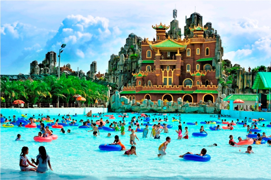Children play happily in the artificial sea in Dai Nam resort